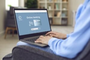 Cómo Acceder y Usar Soluciones Aclaraciones MX BBVA Com 9 persona usando laptop con sitio bancario abierto