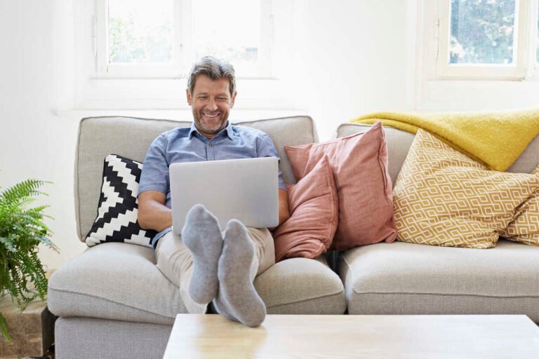 persona usando laptop en hogar comodo
