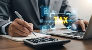 persona usando laptop y documentos fiscales