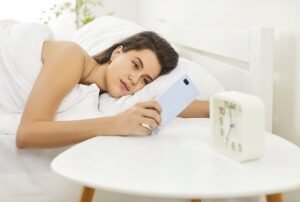 Cómo puedo ganar dinero con las redes sociales de forma efectiva 14 persona usando smartphone y redes sociales exitosas