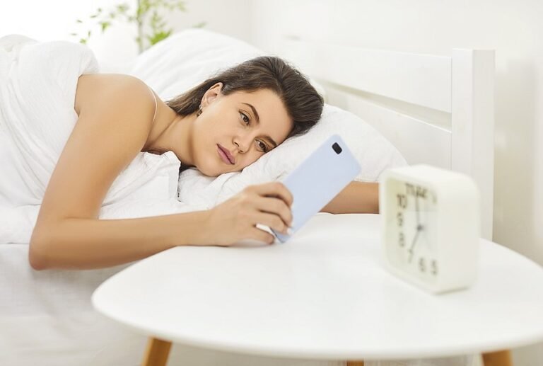 Cómo puedo ganar dinero con las redes sociales de forma efectiva 2 persona usando smartphone y redes sociales exitosas