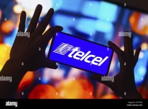 persona usando telefono movil con pantalla de telcel