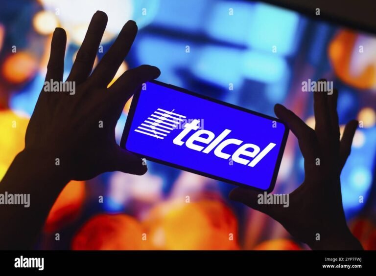 persona usando telefono movil con pantalla de telcel