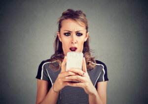 persona usando telefono movil preocupado