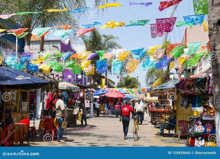 personas comprando en mercado mexicano colorido