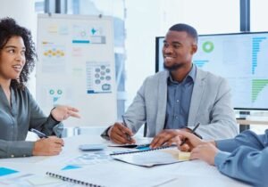 personas discutiendo presupuesto en reunion empresarial