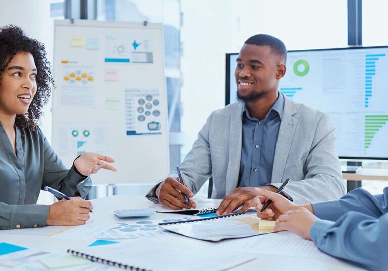 Cuál Es La Definición De Presupuesto Según Los Principales Autores 2 personas discutiendo presupuesto en reunion empresarial