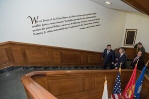 Qué documentos se necesitan para sacar mi RFC por primera vez en México 9 personas llenando formularios en oficina gubernamental