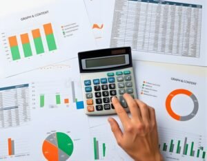 Qué Son Los Gastos No Deducibles Para Personas Morales En México 7 personas morales analizando finanzas con calculadora