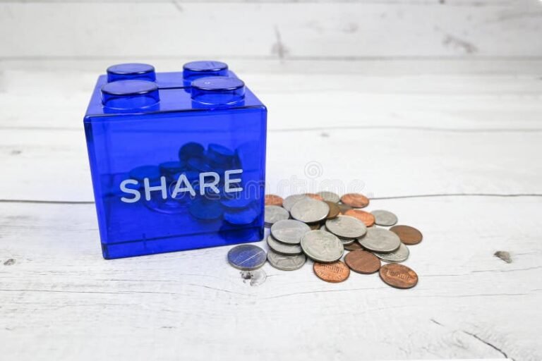 personas sonrientes compartiendo dinero en circulo