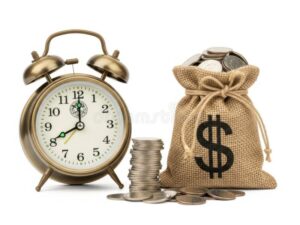 reloj antiguo con monedas apiladas al lado