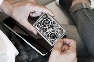 reloj y billetes mexicanos sobre escritorio