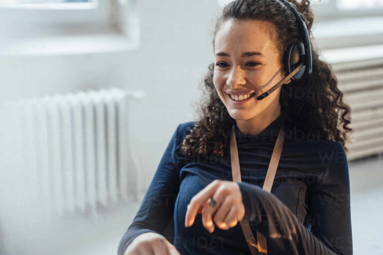 Cómo Contactar al Servicio al Cliente de AT&T para tu Celular 2 representante atencion al cliente con auriculares