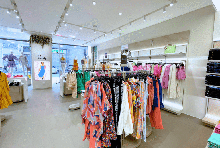 ropa femenina moderna en tienda de moda