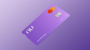 tarjeta de credito nu mexicana sobre fondo neutro