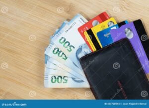 A Qué Banco Pertenece Mastercard y Cómo Funciona en México 11 tarjeta mastercard sobre fondo de billetes mexicanos