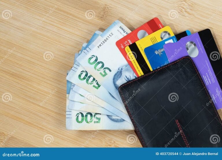 tarjeta mastercard sobre fondo de billetes mexicanos